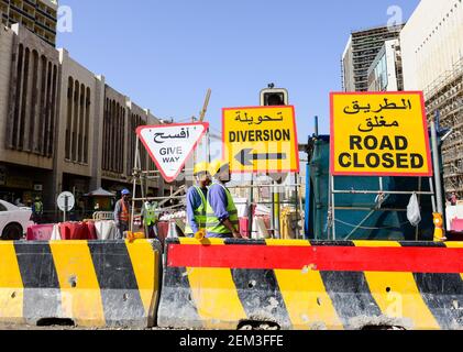 Katar, Doha, Musheireb, Bau-Boom für die FIFA-Fußball-Welt WM 2022, der Bau erfolgt durch Wanderarbeiter aus aller Welt / KATAR, Doha, Bauboom Fuer Die FIFA Fußball WM 2022 / KATAR, Doha, Bauboom Fuer Die FIFA Fußball WM 2022, Abrissviertel Musheireb, Auf den Baustellen Fuer Neubauten Schuften Gastarbeiter aus Aller Welt Stockfoto