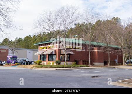 Buford, Georgia - Jan 17th 2021: Hauptfassade des Waffle House Restaurants in Buford, Georgia Stockfoto
