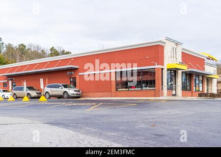 Buford, Georgia - Jan 17th 2021: Fahrzeuge stehen Schlange, um Essen per Drive-Thru bei McDonalds in Buford, USA, zu kaufen Stockfoto