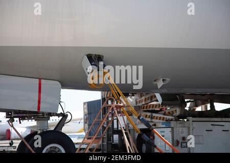 Tanken des Flugzeugs am Flughafen. Nahaufnahme, für Text platzieren. Stockfoto