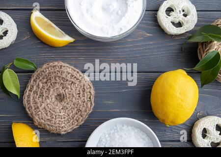 Das Konzept der umweltfreundlichen Hausreinigung. Verschiedene Artikel und Zutaten für die Öko-Reinigung des Hauses auf einem hölzernen Hintergrund. Stockfoto