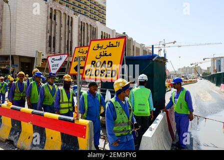 KATAR, Doha, Musheireb, Bauboom für FIFA Fußball WM 2022, der Bau wird von Wanderarbeitern aus aller Welt durchgeführt / KATAR, Doha, Bauboom für die FIFA Fußball WM 2022, Abrissviertel Musheireb, auf den Baustellen für Neubauten schuften Gastarbeiter aus aller Welt Stockfoto