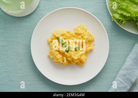 Rühreier, Omelette. Frühstück mit gebratenen Eiern. Textur von Omelett auf weißem Teller Stockfoto