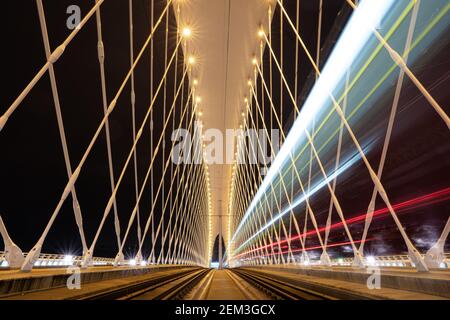 Brückenbau mit Eisenbahn und verschwommener Bewegungsgeschwindigkeit des vorbeifahrenden Zuges. Modernes Design. Stockfoto