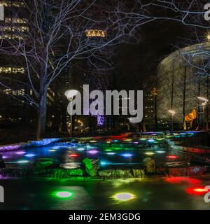 Connected by Light at Canary Wharf: Ghost Trees ist ein ortsspezifisches Kunstwerk, das die Aufmerksamkeit auf ein außergewöhnliches prähistorisches Ereignis lenkt. Stockfoto