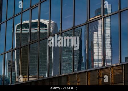 London, Großbritannien. Februar 2021, 23rd. Die City of London, einschließlich der Cheesegrater, die Gherkin und 22 Bishopsgate - London Wahrzeichen zeichnen sich bei schönem Frühlingswetter. National Lockdown 3 mit der Anweisung der Regierung, dass alle zu Hause bleiben, um den Druck auf den NHS zu retten. Kredit: Guy Bell/Alamy Live Nachrichten Stockfoto