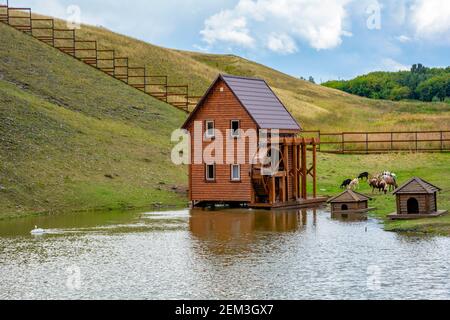 Dekorativer Teich im Park am Rande des Dorfes Trudarmeyskiy, Kemerowo Region-Kuzbass Stockfoto