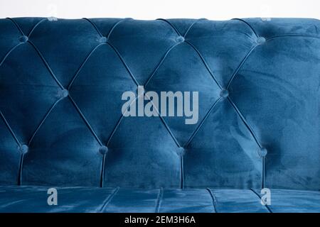 Blaue Samt Couch Hintergrund Textur mit eingelassenen Knöpfen, Close Up Samt Sofa Textur. Stockfoto