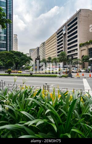 Makati, Metro Manila, Philippinen - August 2018: Vertikales Foto der Ayala Avenue in Makati City Stockfoto