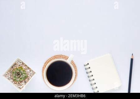Weiß Schreibtisch im Büro mit Laptops, Smartphones und andere Arbeiten mit einer Tasse Kaffee. Ansicht von oben mit der Kopie Platz für die Eingabe des Textes. Designer Arbeitsbereich Stockfoto