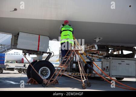 Tanken des Flugzeugs am Flughafen. Männlicher Arbeiter auf der Treppe.Nahaufnahme, Platz für Text. Stockfoto