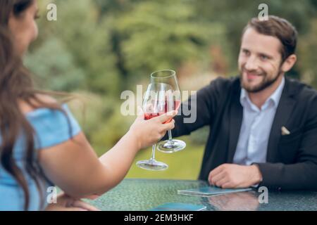 Mann und Frau halten sich gegenseitig eine Brille Stockfoto
