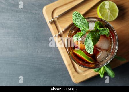 Tafel mit Glas Cuba Libre, Draufsicht Stockfoto