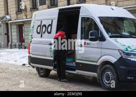 RIGA, LETTLAND. 12th. Februar 2020. Kurier der Firma DPD. DPDgroup ist ein internationaler Paketzustelldienst für sorterkompatible Pakete. Stockfoto