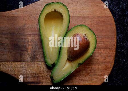 Avocado Hälften Im Herzen Auf Holzbrett Stockfoto