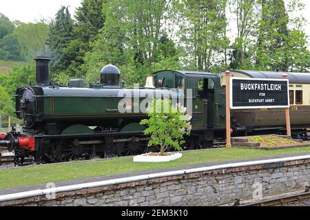 Eine 4600 Baureihe 0-6-0 Pannier Panzerlokomotive der South Devon Railway mit Waggons in Buckfastleigh Station. Devon Stockfoto