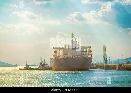 Altes Industrieschiff im Hafen von Athen im Sonnenaufgang, Griechenland Stockfoto