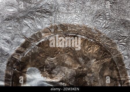 Chemische Reaktionen von Aluminiumfolie in Kontakt mit verschiedenen Metallen Und Lebensmittel, die stark gesalzen oder sauer hohe Alkalinität Geschwindigkeit Durch Hitze aufheizen Stockfoto