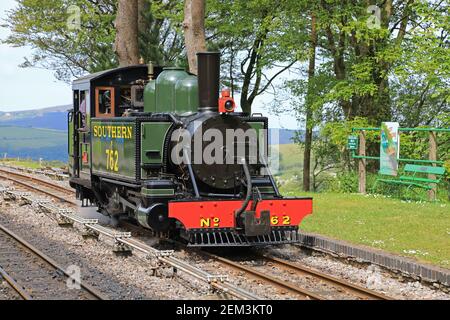 Die 2-4-2 Panzerlokomotive der Lynton and Barnstaple Railway in Woody Bay Station. Devon Stockfoto