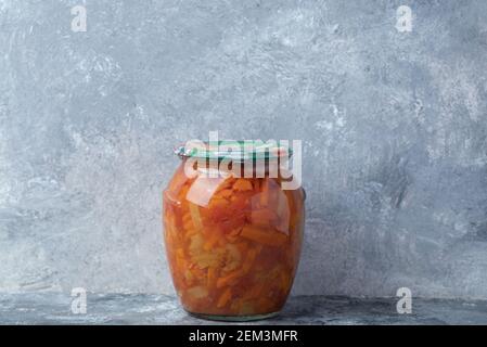 Ein Glas mit gemischtem Gemüse auf Marmorboden Stockfoto