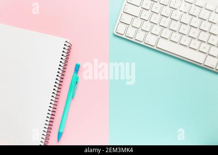 Arbeitsbereich mit Notebook, Stift und Tastatur Stockfoto