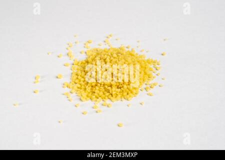 Haufen von rohen organischen Couscous ungekocht organischen Nahaufnahme Detail Auf neutralem Hintergrund Stockfoto