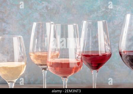 Weinfarben. Viele Gläser Wein, Seitenansicht Stockfoto