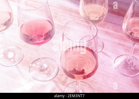 Gläser Roséwein, in rosa getönte, eine Party Stockfoto