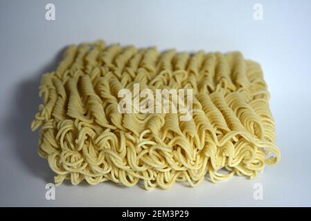 Instant vermicelli, Brikett aus dünnen, langen vermicelli auf weißem Hintergrund gesetzt. Stockfoto
