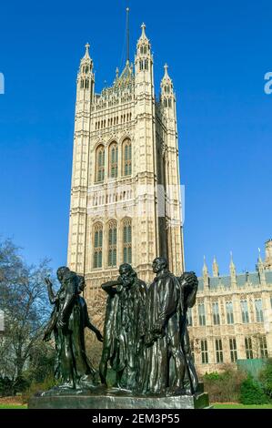 Statue der Bürger von Calais enthüllt im Jahre 1915 im Victoria Tower Gärten an den Houses of Parliament London England Großbritannien, die Ist eine beliebte Touristenreise Stockfoto