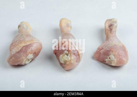 Rohes Huhn trommelt auf weißem Hintergrund Stockfoto