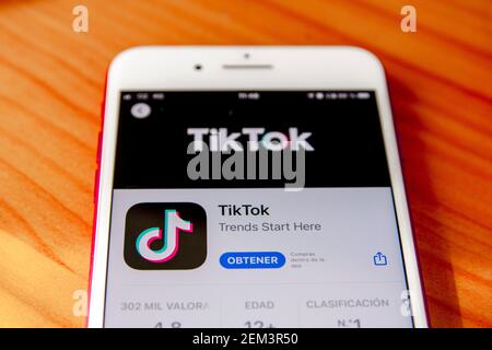 Spanien, 02, 24,2021: TIK Tok-Anwendungssymbol auf dem Apple iPhone-Bildschirm Nahaufnahme. TIK Tok Symbol. tik Tok Anwendung. TikTok Social-Media-Netzwerk Stockfoto