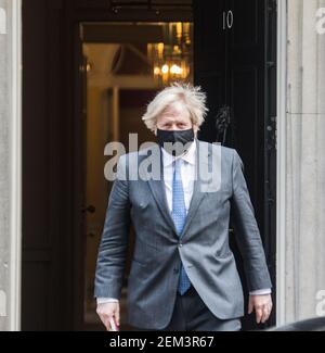 London UK 24 February 2021 der Premierminister Boris Johnson verlässt 10 Downing Street, um die PM-Fragen zu besuchen, zeigt, ist neu Haarschnitt von seiner Freundin Carrie Symonds getan.Paul Quezada-Neiman/Alamy Live News Stockfoto