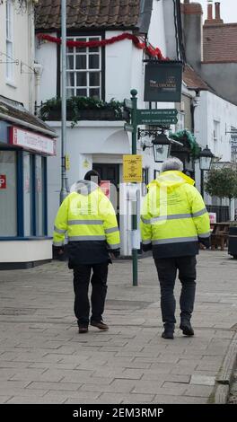 Thornbury, South Glos, Großbritannien. Februar 2021, 24th. Covid-19 Lockdown Nummer 3 setzt sich in einer kleinen Marktstadt fort. Soziale Distacing Beratung ist in der Stadt zum Wohle der wenigen Menschen herum veröffentlicht. Straßenmarschalls sind draußen. Kredit: JMF Nachrichten/Alamy Live Nachrichten Stockfoto