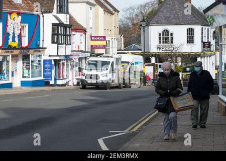 Thornbury, South Glos, Großbritannien. Februar 2021, 24th. Covid-19 Lockdown Nummer 3 setzt sich in einer kleinen Marktstadt fort. Soziale Distacing Beratung ist in der Stadt zum Wohle der wenigen Menschen herum veröffentlicht. Kredit: JMF Nachrichten/Alamy Live Nachrichten Stockfoto