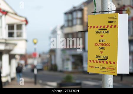 Thornbury, South Glos, Großbritannien. Februar 2021, 24th. Covid-19 Lockdown Nummer 3 setzt sich in einer kleinen Marktstadt fort. Soziale Distacing Beratung ist in der Stadt zum Wohle der wenigen Menschen herum veröffentlicht. Kredit: JMF Nachrichten/Alamy Live Nachrichten Stockfoto