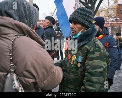 Moskau, Russland. Februar 2021, 23rd. Ein Teilnehmer des Krieges im Donbass sah während der Kundgebung eine Felduniform mit Medaillen tragen.die Kommunistische Partei Russlands versammelte am Dienstag Aktivisten der Linken Front, des Leninkomsomolzen, der Bewegung für den Neuen Sozialismus, Die Frauenunion „Hoffnung Russlands“ und andere verwandte Organisationen, um Blumen am Grab des unbekannten Soldaten im Zentrum von Moskau zu legen. Kredit: SOPA Images Limited/Alamy Live Nachrichten Stockfoto