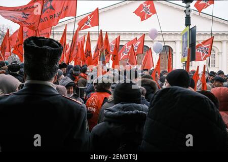 Moskau, Russland. Februar 2021, 23rd. Kommunisten versammeln sich zu einer Kundgebung am Ausgang der U-Bahn.die Kommunistische Partei der Russischen Föderation am Dienstag versammelten sich Aktivisten der Linken Front, der Lenin Komsomol, der Bewegung für den neuen Sozialismus, Die Frauenunion „Hoffnung Russlands“ und andere verwandte Organisationen, um Blumen am Grab des unbekannten Soldaten im Zentrum von Moskau zu legen. Kredit: SOPA Images Limited/Alamy Live Nachrichten Stockfoto