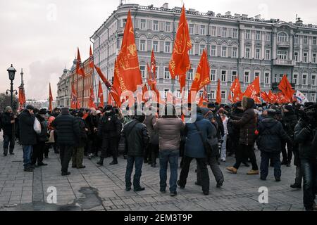 Moskau, Russland. Februar 2021, 23rd. Kommunisten versammeln sich zum marsch zum Grab des unbekannten Soldaten im Turm von Kutafya.die Kommunistische Partei Russlands versammelte am Dienstag Aktivisten der Linken Front, des Leninkomsomolos, der Bewegung für den Neuen Sozialismus, Die Frauenunion „Hoffnung Russlands“ und andere verwandte Organisationen, um Blumen am Grab des unbekannten Soldaten im Zentrum von Moskau zu legen. Kredit: SOPA Images Limited/Alamy Live Nachrichten Stockfoto