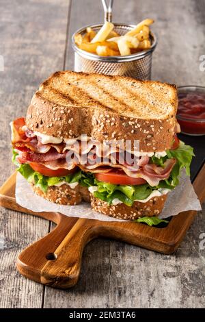 BLT Sandwich mit Speck, Salat und Tomaten auf Holztisch Stockfoto