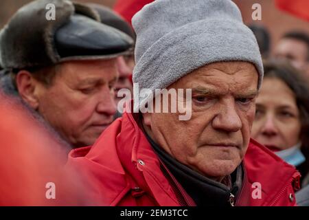 Moskau, Russland. Februar 2021, 23rd. Der Führer der Kommunistischen Partei, Gennadi Sjuganov, wurde bei einer Kundgebung gesehen. Die Kommunistische Partei der Russischen Föderation versammelte am Dienstag Aktivisten der Linken Front, des Leninkomsomolos, der Bewegung für den Neuen Sozialismus, der Frauenunion „Hoffnung Russlands“ und anderer verwandter Organisationen, um Blumen am Grab des unbekannten Soldaten im Zentrum Moskaus zu legen. Kredit: SOPA Images Limited/Alamy Live Nachrichten Stockfoto