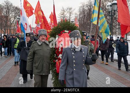 Moskau, Russland. Februar 2021, 23rd. Eine Prozession ehemaliger Militärkommunisten mit Fahnen der Kampfwaffen und einem Kranz auf dem Platz während der Kundgebung. Die Kommunistische Partei der Russischen Föderation versammelte am Dienstag Aktivisten der Linken Front, des Leninkomsomolos, der Bewegung für den Neuen Sozialismus, der Frauenunion „Hoffnung Russlands“ und anderer verwandter Organisationen, um Blumen am Grab des unbekannten Soldaten im Zentrum Moskaus zu legen. Kredit: SOPA Images Limited/Alamy Live Nachrichten Stockfoto