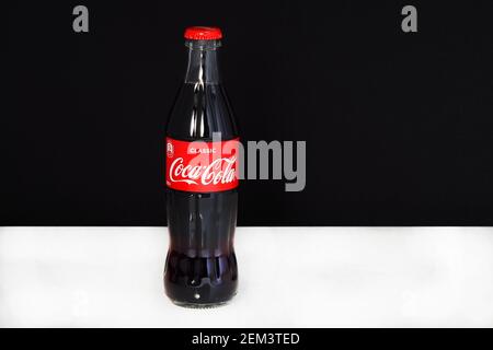 Coca Cola in einer Glasflasche mit dem Logo, isoliert, auf einem schwarz-weißen Hintergrund. Redaktionelles Bild. Russland, Nischni Stockfoto