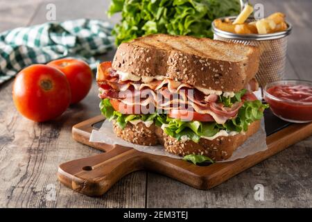 BLT Sandwich mit Speck, Salat und Tomaten auf Holztisch Stockfoto