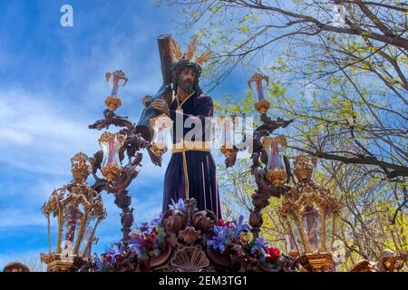 Strafvollzug unseres Vaters Jesus von der Demut der Bruderschaft des Hügels des Adlers, heilige Woche von Sevilla Stockfoto