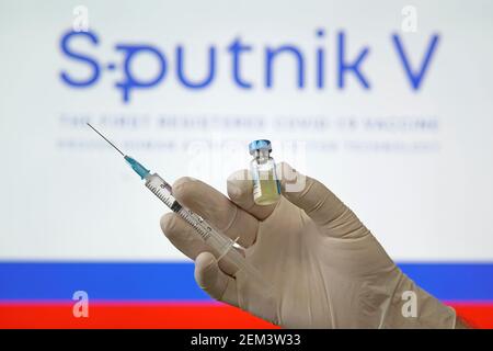 Der Impfstoff Sputnik V von der Coronovirus-Infektion covid-19 und eine Spritze in den Händen des Arztes auf Hintergrund russische Flagge. 18. Januar 2021, B Stockfoto