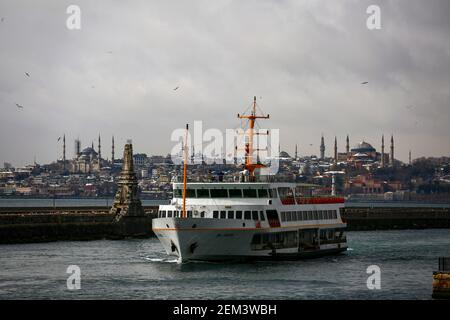 Traditionelle Fähre in Kadikoy. Passagierfähre in istanbul bosporus. Stockfoto