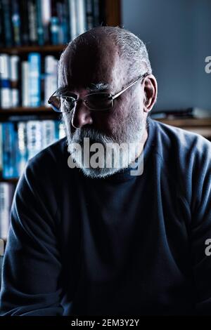 Älterer Mann in seinen 70s Jahren, der an Depressionen litt. Stockfoto