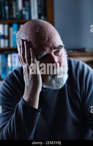 Älterer Mann in seinen 70s Jahren, der an Depressionen litt. Stockfoto