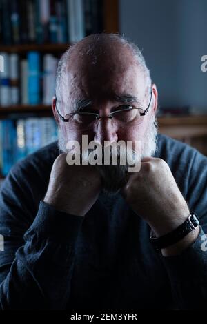 Älterer Mann in seinen 70s Jahren, der an Depressionen litt. Stockfoto